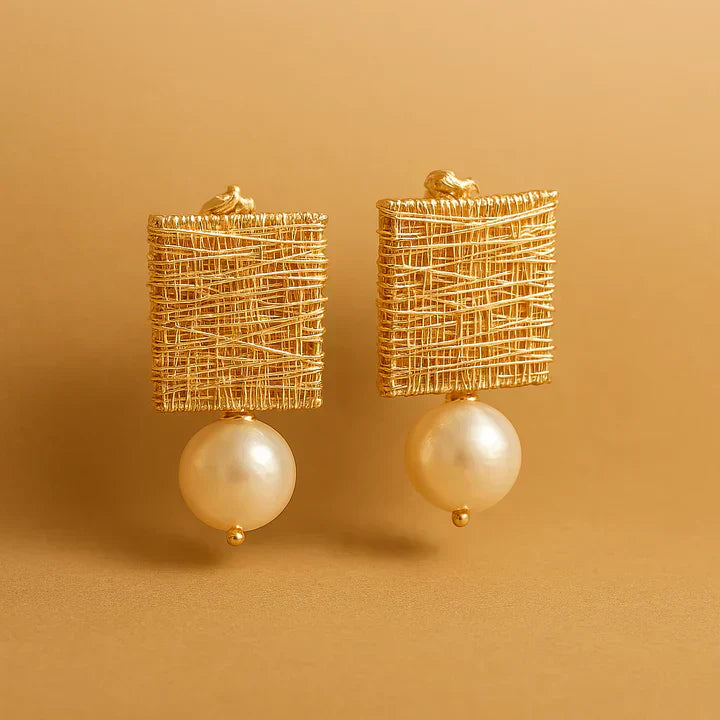 Elegant Golden Thread Kolczyki z Perłami