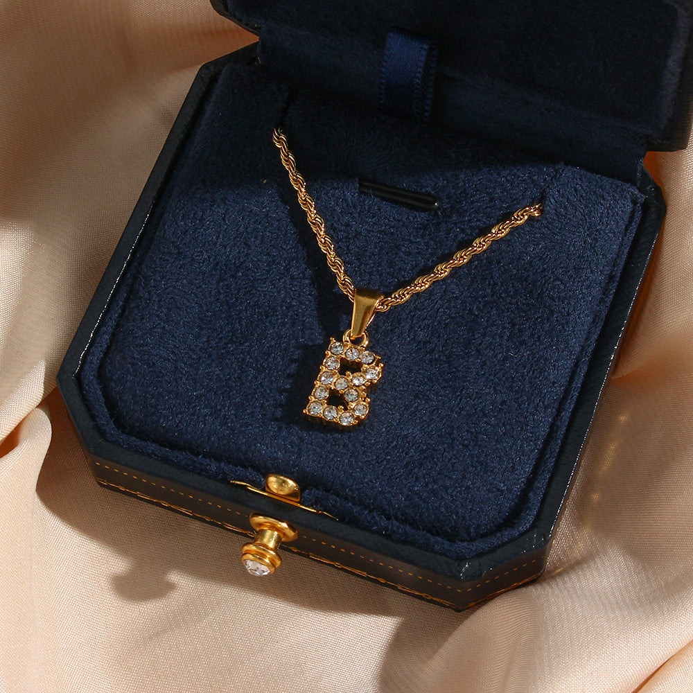 Maeve Letter Initial Diament Naszyjnik